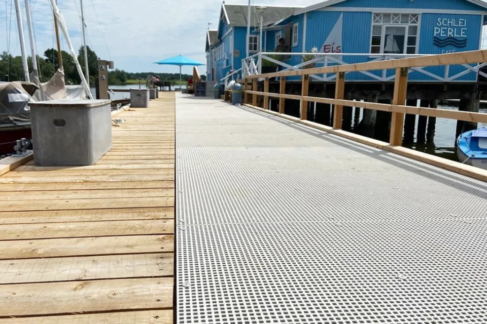 Running deck / bridge deck made of GRP
